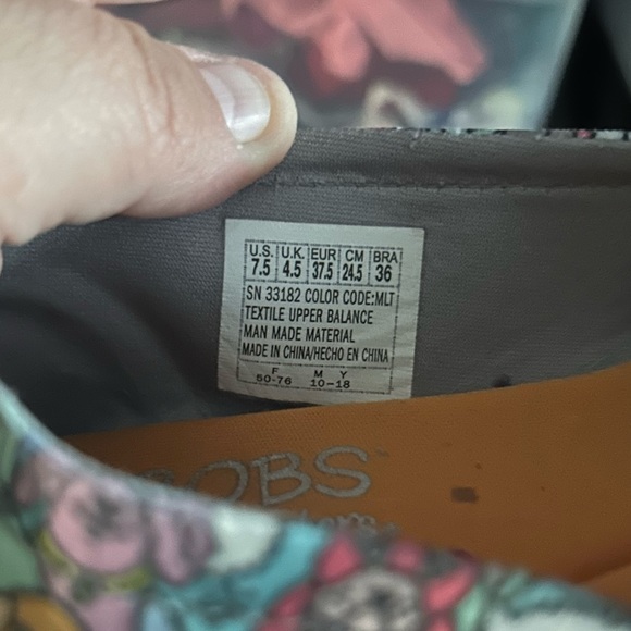 Bobs by Sketchers Womens size 7.5 slip on Animals - Picture 2 of 3